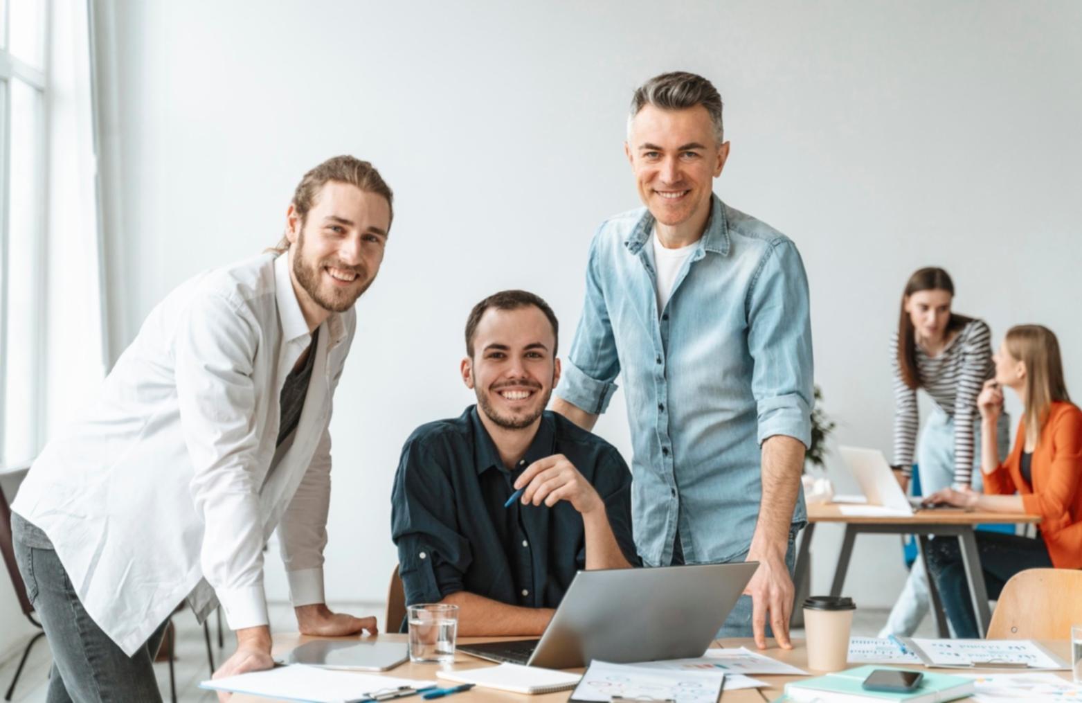 Přehledné plánování měsíčního rozpočtu na pracovním stole